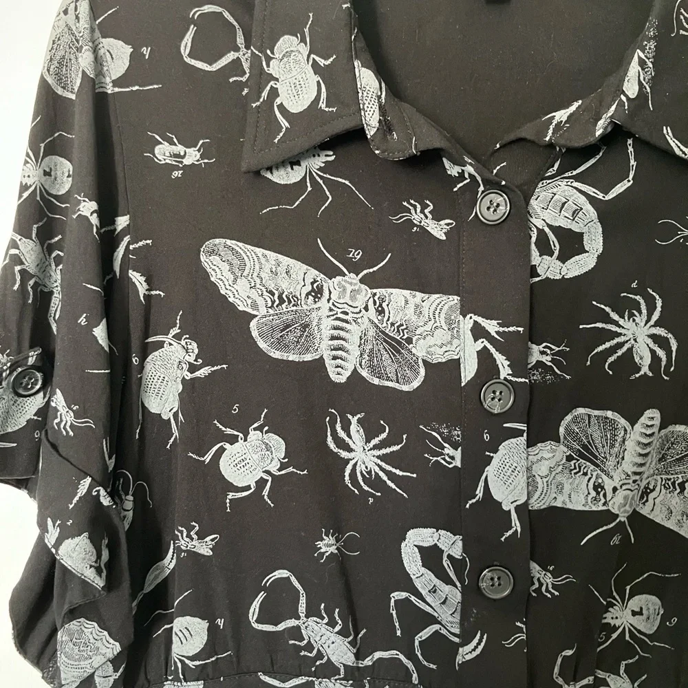 Disturbia Parasite bugs printed cropped button up shirt - Picture 4 of 13